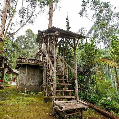 Oyo Homes 90915 Eco Tourism Desa Cihanjuang Rahayu Ciwangun Indah Camp Villas Bongkar Экстерьер фото