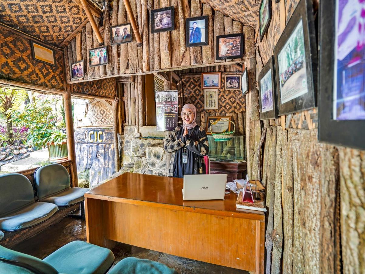 Oyo Homes 90915 Eco Tourism Desa Cihanjuang Rahayu Ciwangun Indah Camp Villas Bongkar Экстерьер фото