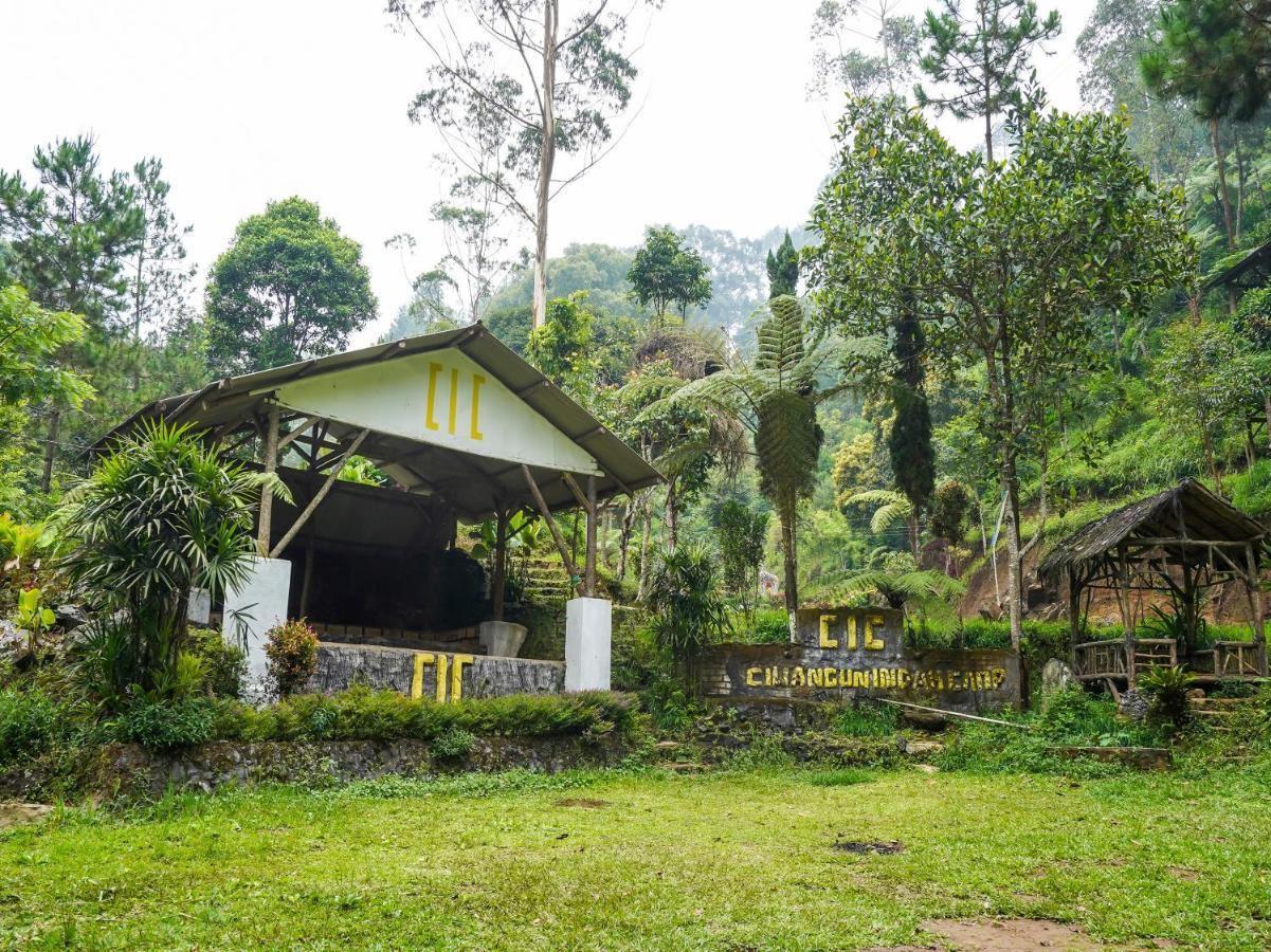 Oyo Homes 90915 Eco Tourism Desa Cihanjuang Rahayu Ciwangun Indah Camp Villas Bongkar Экстерьер фото
