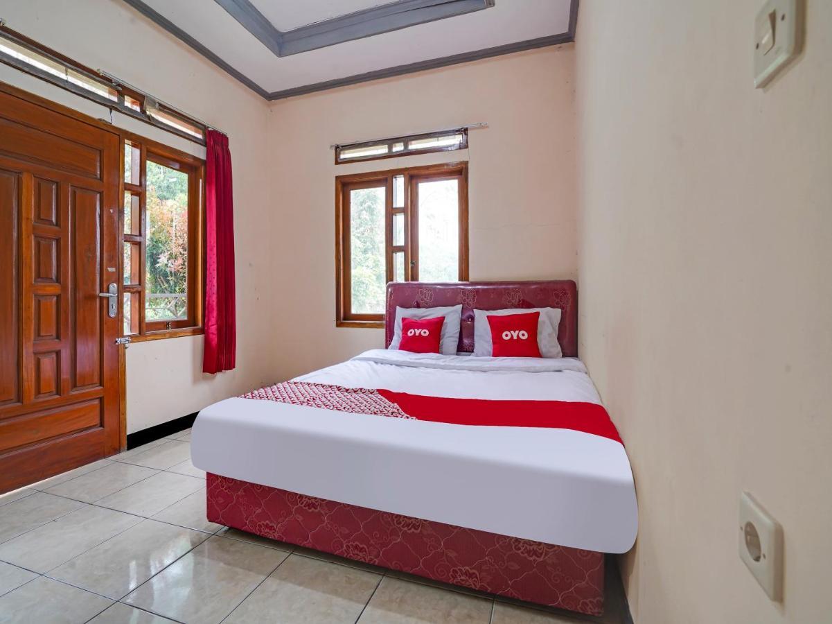Oyo Homes 90915 Eco Tourism Desa Cihanjuang Rahayu Ciwangun Indah Camp Villas Bongkar Экстерьер фото